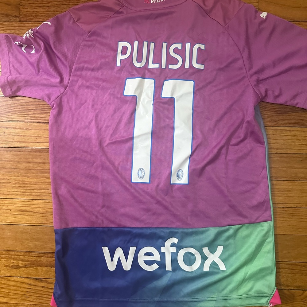 Pulisic #11 AC Milan Jersey in Magenta with Gradient Hem NWT size adult S